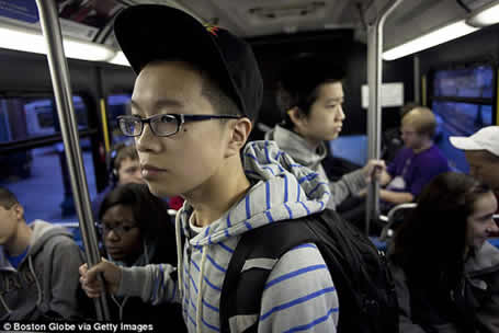 Hằng ngày, hai chàng trai đến trường bằng xe buýt.
